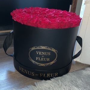 VENUS ET FLEUR Large Round Box, 48 red roses that are guaranteed to last a year